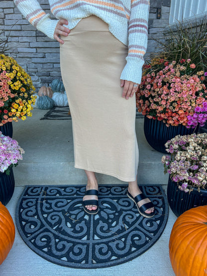 THIS ESSENTIAL MIDI SKIRT